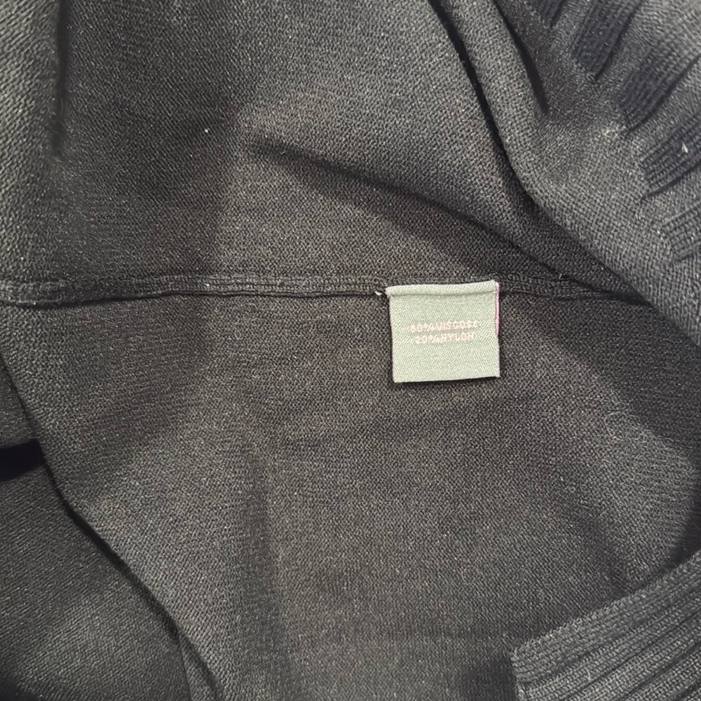 Black V-Neck Sweater with Relaxed Fit and Ribbed Sleeves - Picture 8 of 9